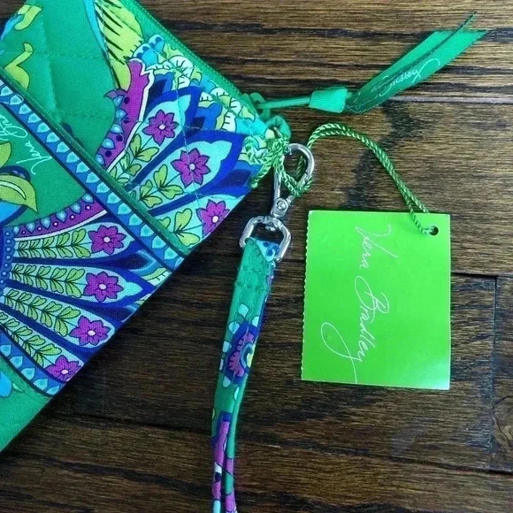 NWT Vera Bradley Zip-Around Wristlet Emerald Green Paisley - Picture 4 of 10